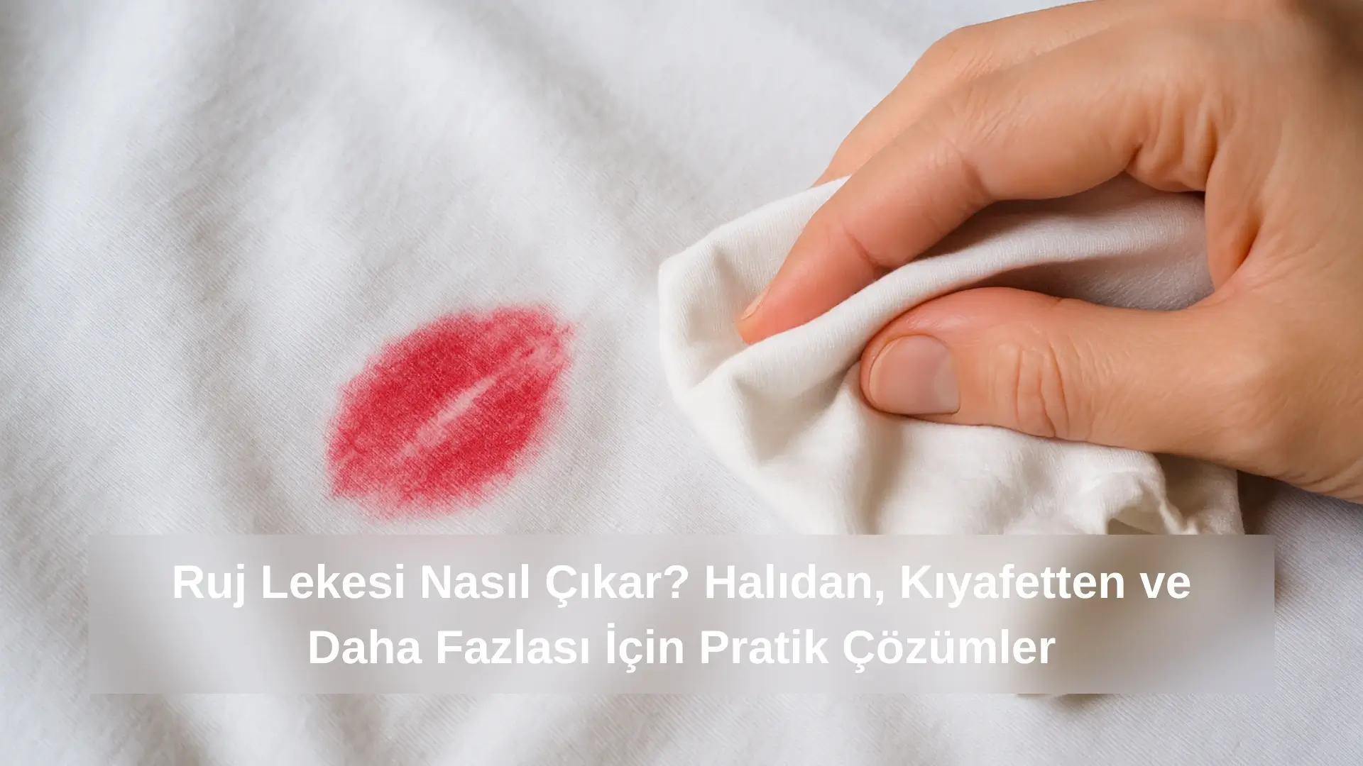 Beyaz tişört üzerindeki kırmızı ruj lekesini beyaz bezle nazikçe silen el