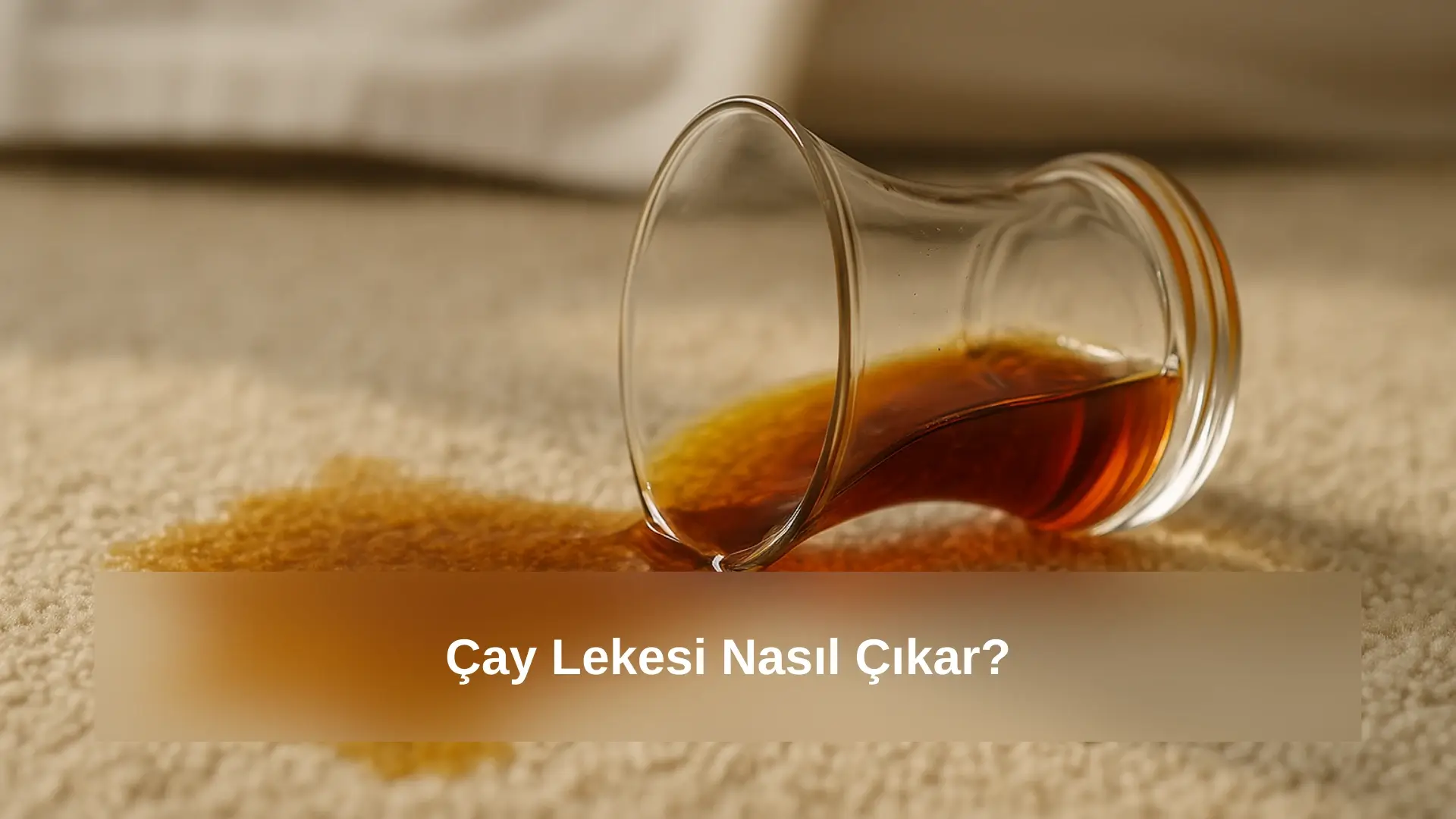 Açık renkli halı üzerine dökülmüş taze çay ve yan yatmış çay bardağı – gerçekçi yakın plan