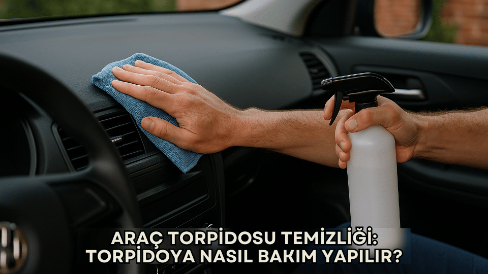 Aracın torpidosunun yumuşak bez ve hafif kimyasallar kullanılarak temizlenip bakımının yapıldığını gösteren detaylı temizlik görseli.