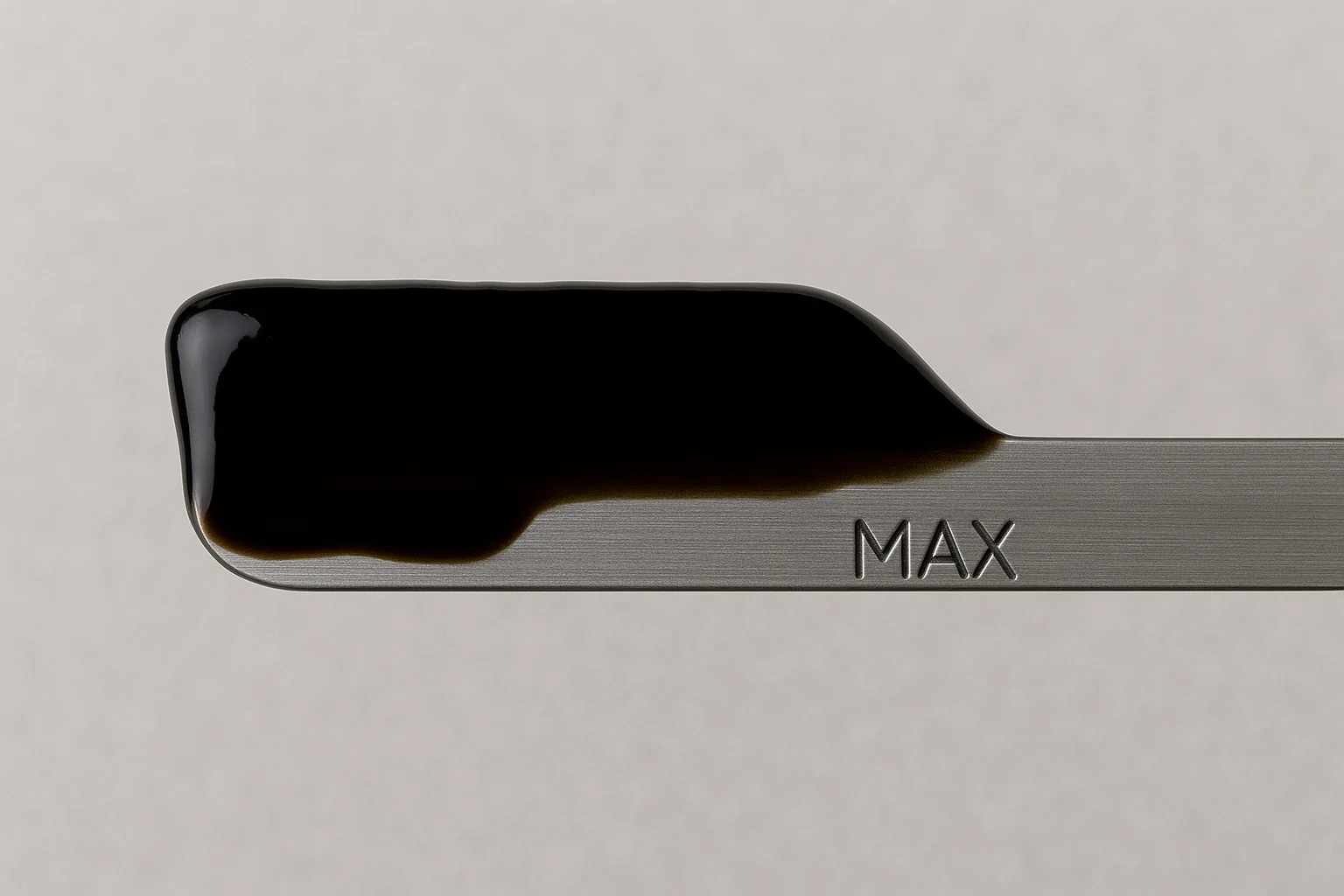 MAX seviyesini çok geçmiş, aşırı doldurulmuş motor yağı çubuğu