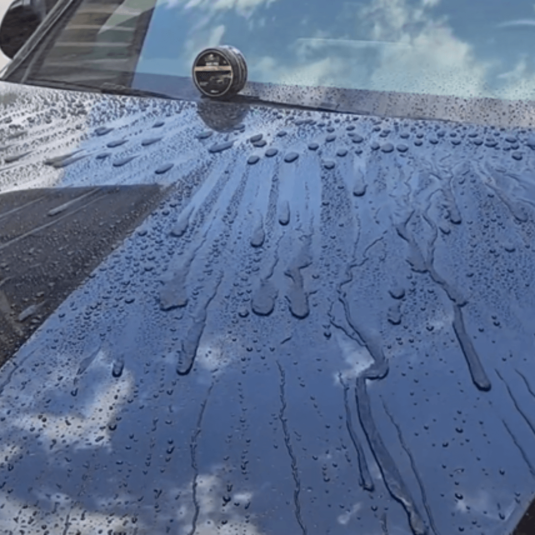 Altın Oran Sio3 Pro Carnauba Wax ile parlayan araç yüzeyi