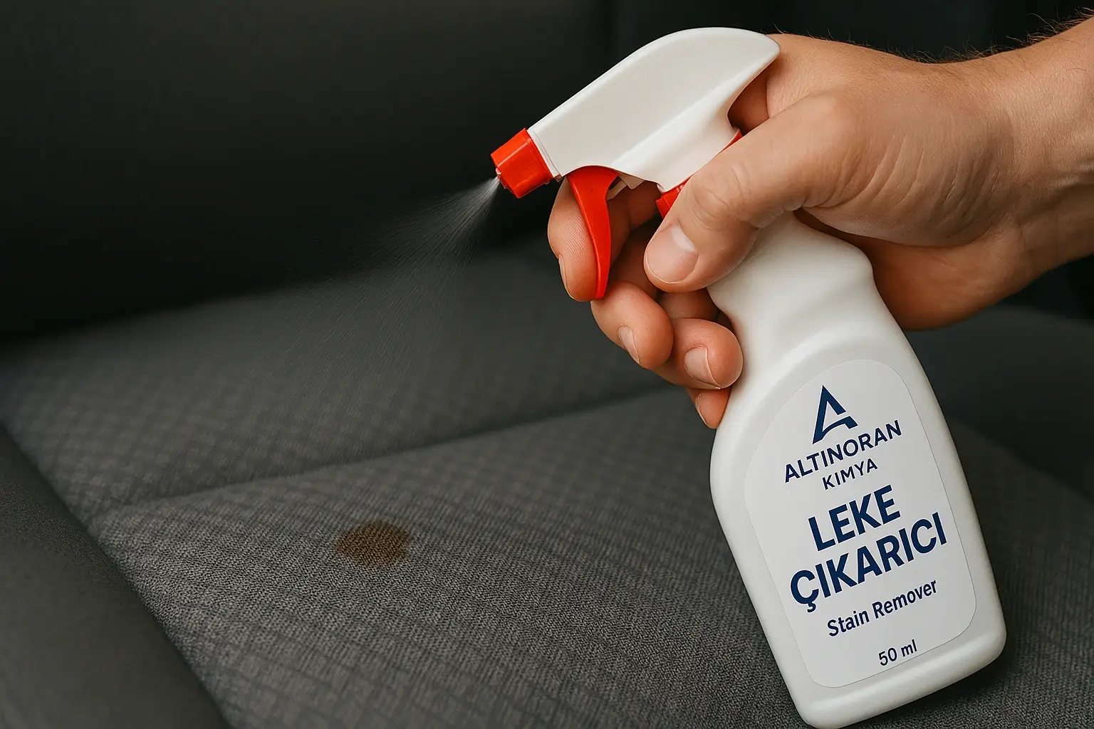Araç koltuğundaki inatçı lekeye Altın Oran Leke Çıkarıcı sprey uygulama